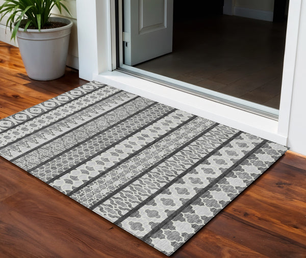 Homeroots 3' Artichoke Green Quatrefoil Washable Area Rug – Elegant Indoor Outdoor Design For Any Space 3' X 5' Polyester 583222