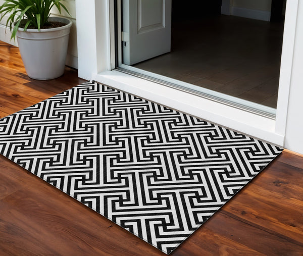 Homeroots 3' Black And Ivory Geometric Washable Area Rug For Indoor And Outdoor Spaces, Durable & Stylish 3' X 5' Polyester 583558