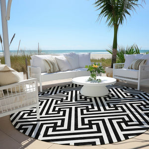 Homeroots 3' Black And Ivory Geometric Washable Area Rug For Indoor And Outdoor Spaces, Durable & Stylish 8' Round Polyester 583560