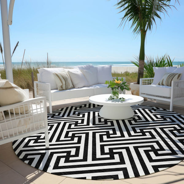 Homeroots 3' Black And Ivory Geometric Washable Area Rug For Indoor And Outdoor Spaces, Durable & Stylish 8' Round Polyester 583560