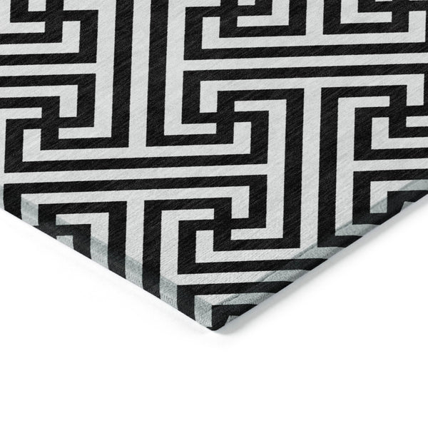 Homeroots 3' Black And Ivory Geometric Washable Area Rug For Indoor And Outdoor Spaces, Durable & Stylish 8' Round Polyester 583560