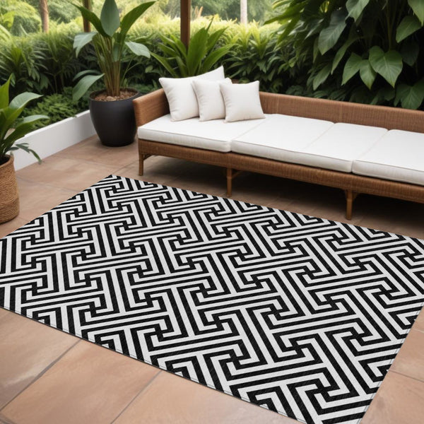 Homeroots 3' Black And Ivory Geometric Washable Area Rug For Indoor And Outdoor Spaces, Durable & Stylish 9' X 12' Polyester 583562