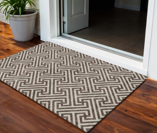 Homeroots 3' Black And Ivory Geometric Washable Area Rug For Indoor And Outdoor Spaces, Durable & Stylish 3' X 5' Polyester 583564