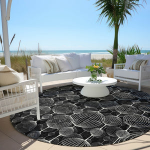 Homeroots 3' Artichoke Green Geometric Washable Area Rug - Perfect For Indoor And Outdoor Spaces, Durable Design 8' Round Polyester 583656