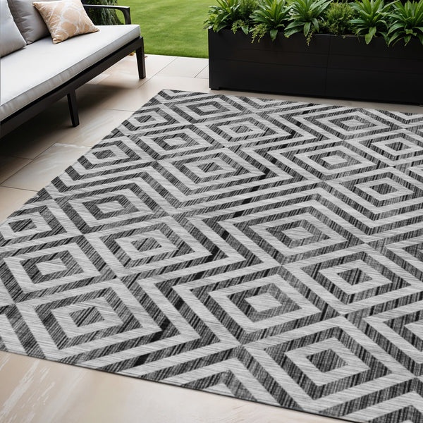 Homeroots 3' Stylish Black, Gray & Silver Geometric Washable Rug For Indoor/Outdoor Spaces - Durable Design 5' X 8' Polyester 583691