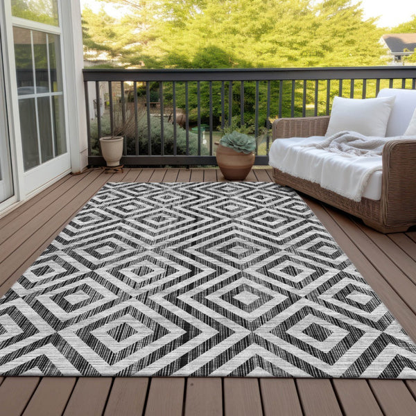 Homeroots 3' Stylish Black, Gray & Silver Geometric Washable Rug For Indoor/Outdoor Spaces - Durable Design 5' X 8' Polyester 583691