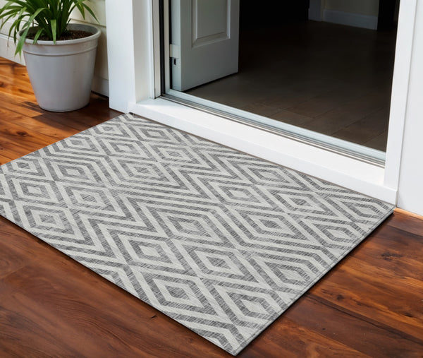 Homeroots 3' Stylish Black, Gray & Silver Geometric Washable Rug For Indoor/Outdoor Spaces - Durable Design 3' X 5' Polyester 583714
