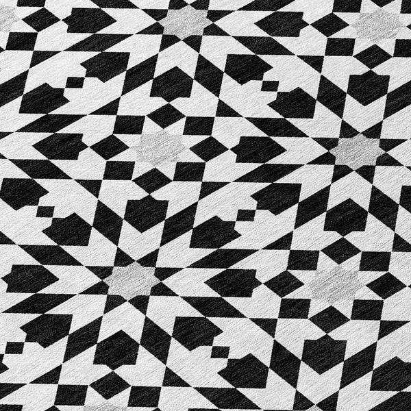 Homeroots 3' Black Gray Silver Floral Medallion Washable Area Rug For Stylish Indoor & Outdoor Spaces 8' Round Polyester 583764