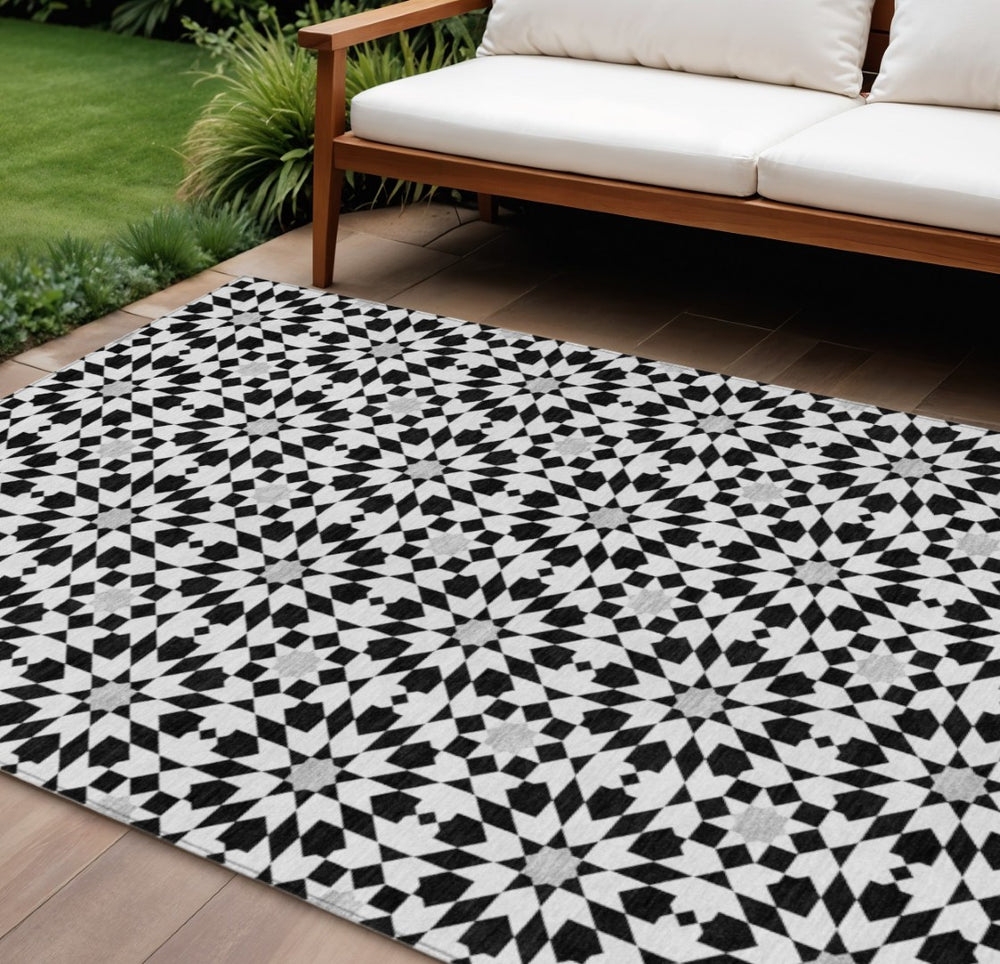 HomeRoots 9' Elegant Black Gray Silver Floral Medallion Area Rug - Durable, Washable for Indoor & Outdoor Use 9' X 12' 583766