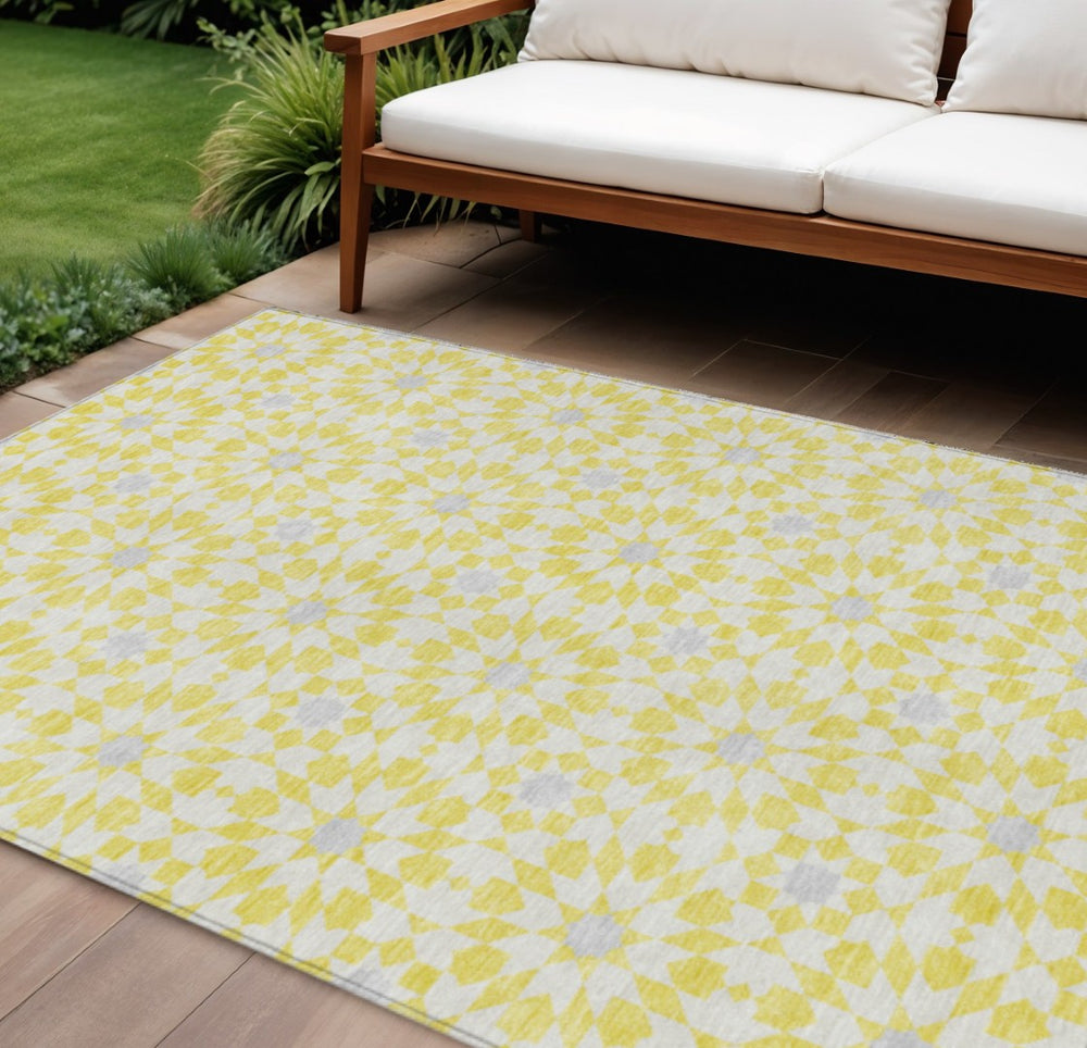 HomeRoots 5' Floral Medallion Area Rug in Yellow, Ivory & Gray – Washable, Durable for Indoor & Outdoor Use 10' X 14' 583851