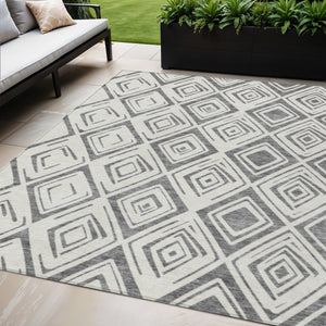 Homeroots 3' Artichoke Green & Ivory Geometric Washable Area Rug For Indoor/Outdoor Spaces, Durable & Stylish 5' X 8' Polyester 583973