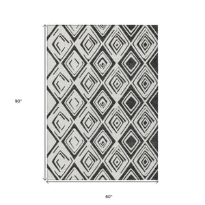 Homeroots 3' Artichoke Green & Ivory Geometric Washable Area Rug For Indoor/Outdoor Spaces, Durable & Stylish 5' X 8' Polyester 583979