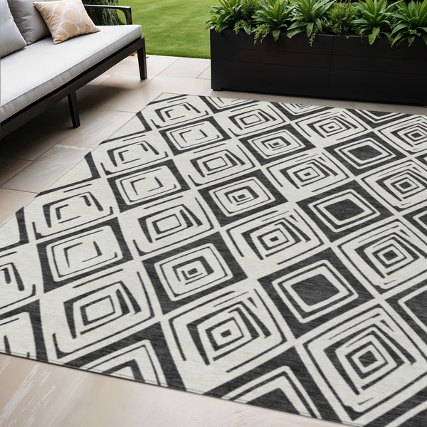 Homeroots 3' Artichoke Green & Ivory Geometric Washable Area Rug For Indoor/Outdoor Spaces, Durable & Stylish 5' X 8' Polyester 583979