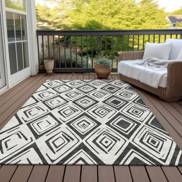 Homeroots 3' Artichoke Green & Ivory Geometric Washable Area Rug For Indoor/Outdoor Spaces, Durable & Stylish 5' X 8' Polyester 583979