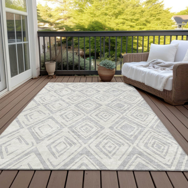 Homeroots 3' Artichoke Green & Ivory Geometric Washable Area Rug For Indoor/Outdoor Spaces, Durable & Stylish 3' X 5' Polyester 584002