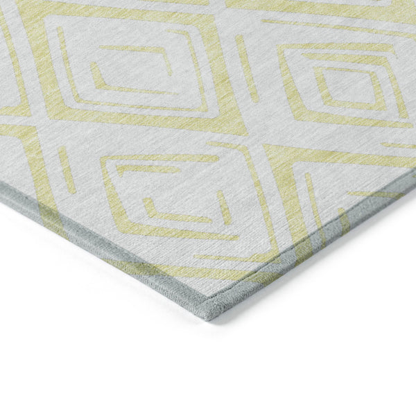Homeroots 3' Artichoke Green & Ivory Geometric Washable Area Rug For Indoor/Outdoor Spaces, Durable & Stylish 3' X 5' Polyester 584014