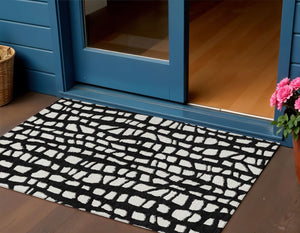 Homeroots 3' Artichoke Green And Ivory Abstract Washable Indoor Outdoor Area Rug For Stylish Spaces 3' X 5' Polyester 585052