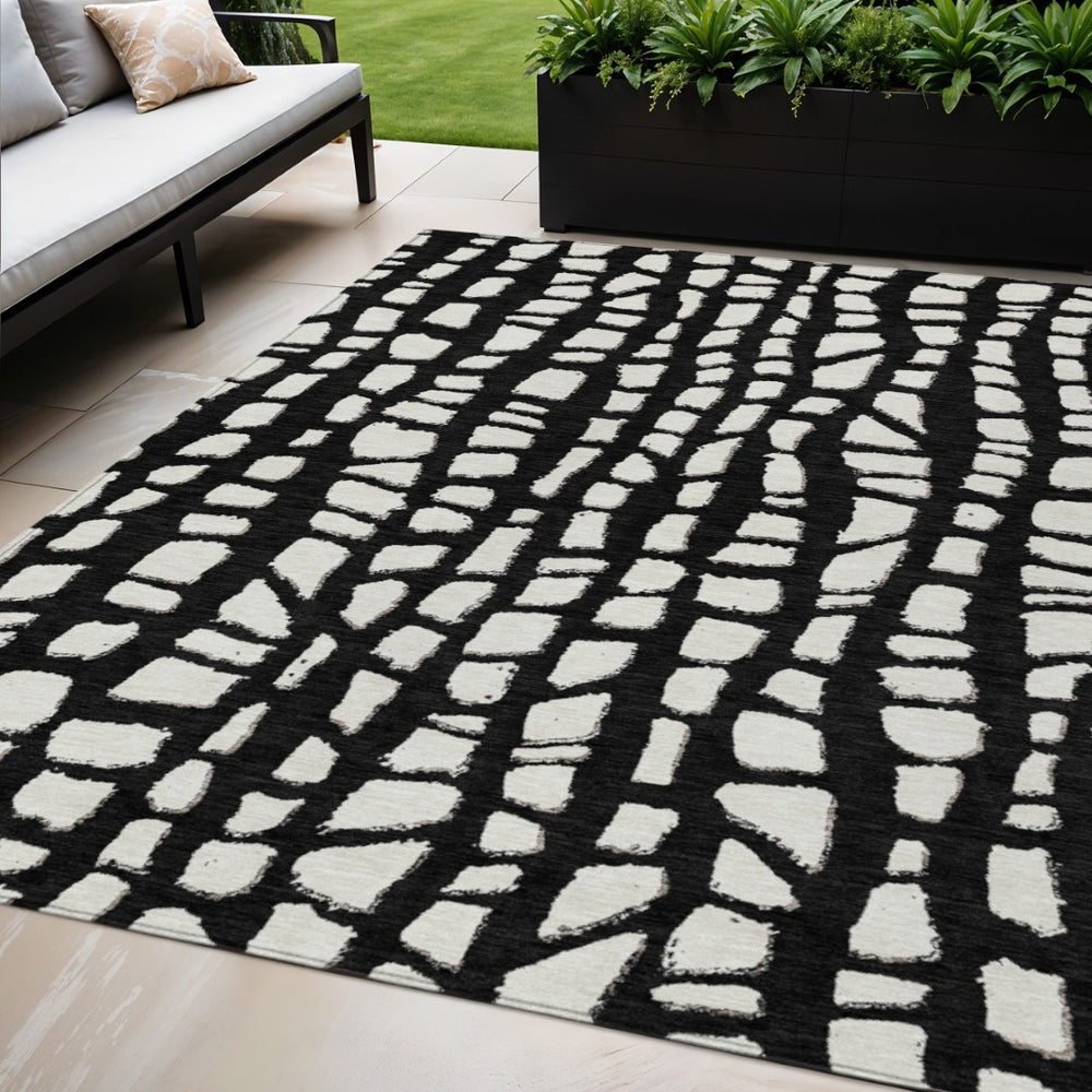 HomeRoots 5' Black and Ivory Abstract Area Rug - Stylish, Washable, Durable Indoor/Outdoor Design for Every Space 5' X 8' 585053