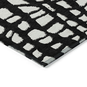 HomeRoots 5' Black and Ivory Abstract Area Rug - Stylish, Washable, Durable Indoor/Outdoor Design for Every Space 8' Round 585054