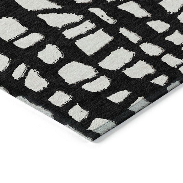HomeRoots 5' Black and Ivory Abstract Area Rug - Stylish, Washable, Durable Indoor/Outdoor Design for Every Space 8' Round 585054
