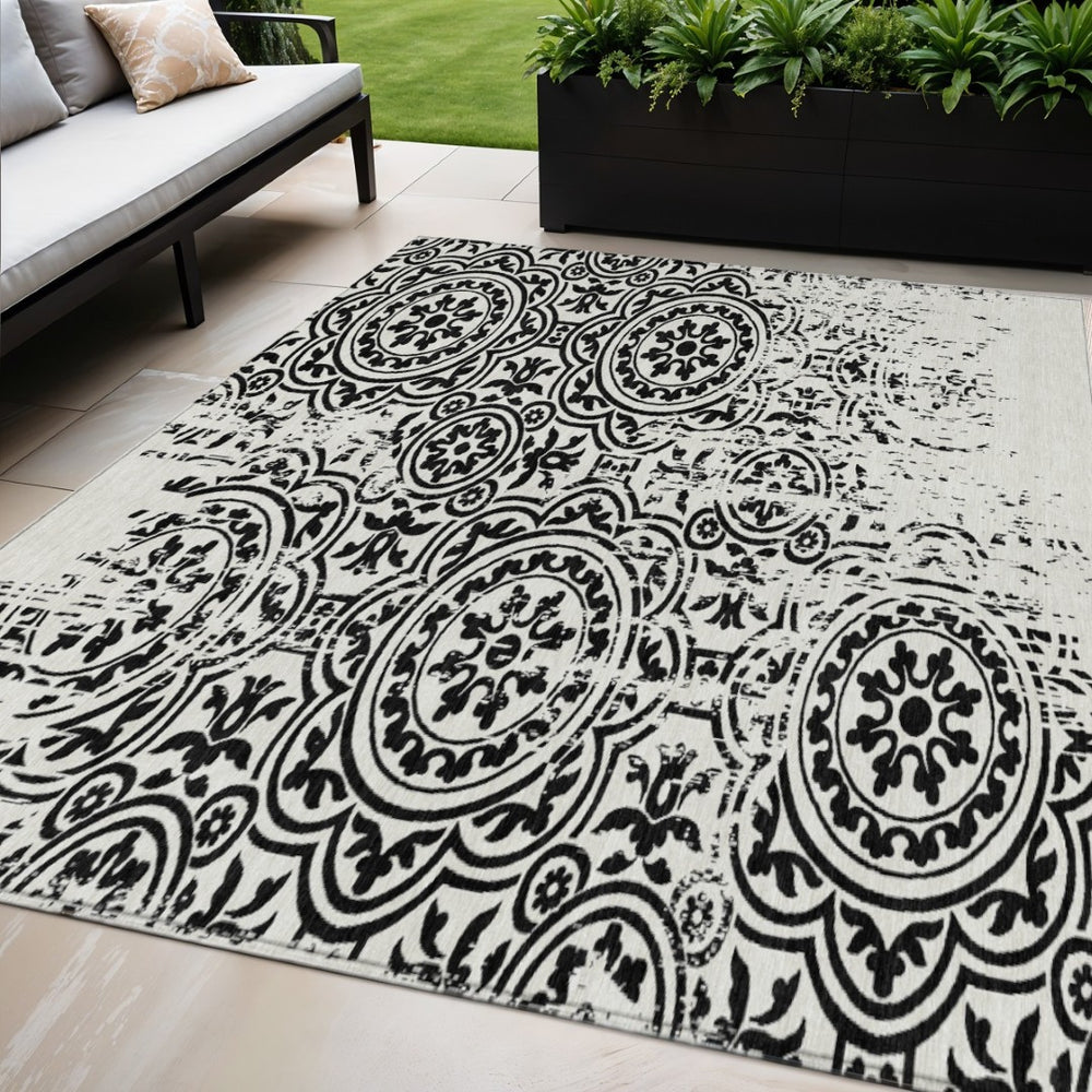 HomeRoots 5' Black and Ivory Medallion Area Rug - Durable, Washable Design Perfect for Indoor and Outdoor Use 5' X 8' 585329