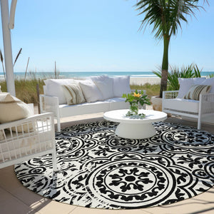 Homeroots 3' Artichoke Green Medallion Rug – Stylish, Washable, Indoor/Outdoor Comfort For Any Space 8' Round Polyester 585330