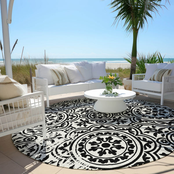 Homeroots 3' Artichoke Green Medallion Rug – Stylish, Washable, Indoor/Outdoor Comfort For Any Space 8' Round Polyester 585330