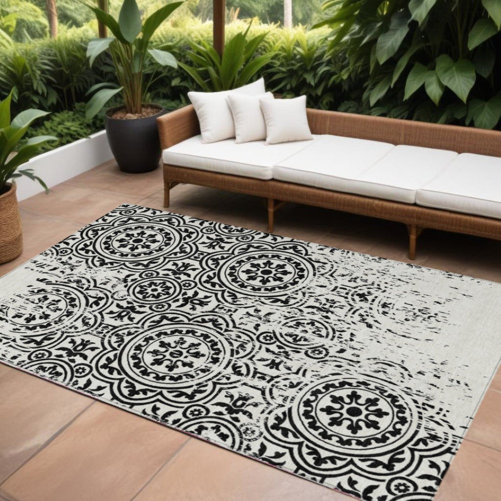 HomeRoots 9' Black and Ivory Medallion Area Rug - Stylish, Washable, Indoor-Outdoor Design for High-Traffic Spaces 9' X 12' 585332