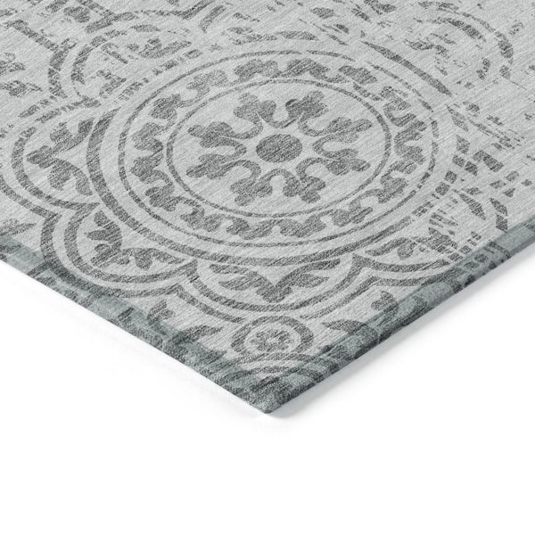 Homeroots 3' Artichoke Green Medallion Rug – Stylish, Washable, Indoor/Outdoor Comfort For Any Space 5' X 8' Polyester 585377