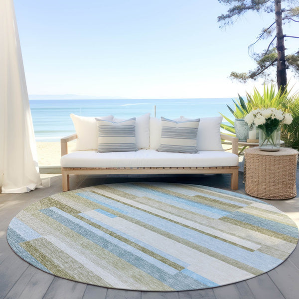 Homeroots 3' Stylish Black Charcoal And Gray Striped Washable Area Rug For Indoor And Outdoor Spaces 8' Round Polyester 585972