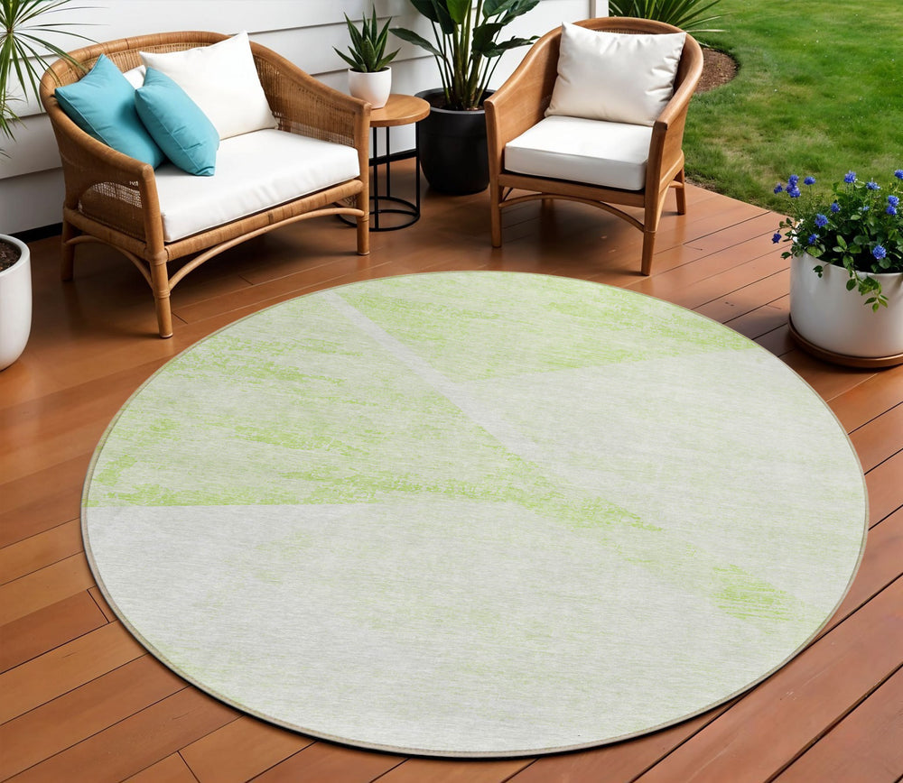 Homeroots 3' Abstract Washable Area Rug In Artichoke Green And Ivory - Perfect For Indoor And Outdoor Spaces 8' Round Polyester 586200