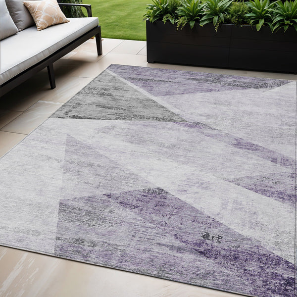 Homeroots 3' Abstract Washable Area Rug In Artichoke Green And Ivory - Perfect For Indoor And Outdoor Spaces 5' X 8' Polyester 586229