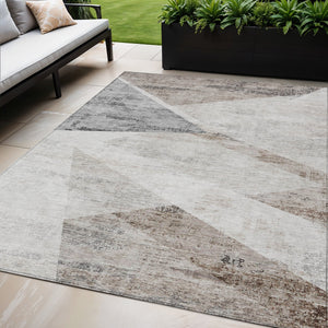 Homeroots 3' Abstract Washable Area Rug In Artichoke Green And Ivory - Perfect For Indoor And Outdoor Spaces 5' X 8' Polyester 586247