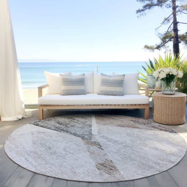 Homeroots 3' Abstract Washable Area Rug In Artichoke Green And Ivory - Perfect For Indoor And Outdoor Spaces 8' Round Polyester 586248