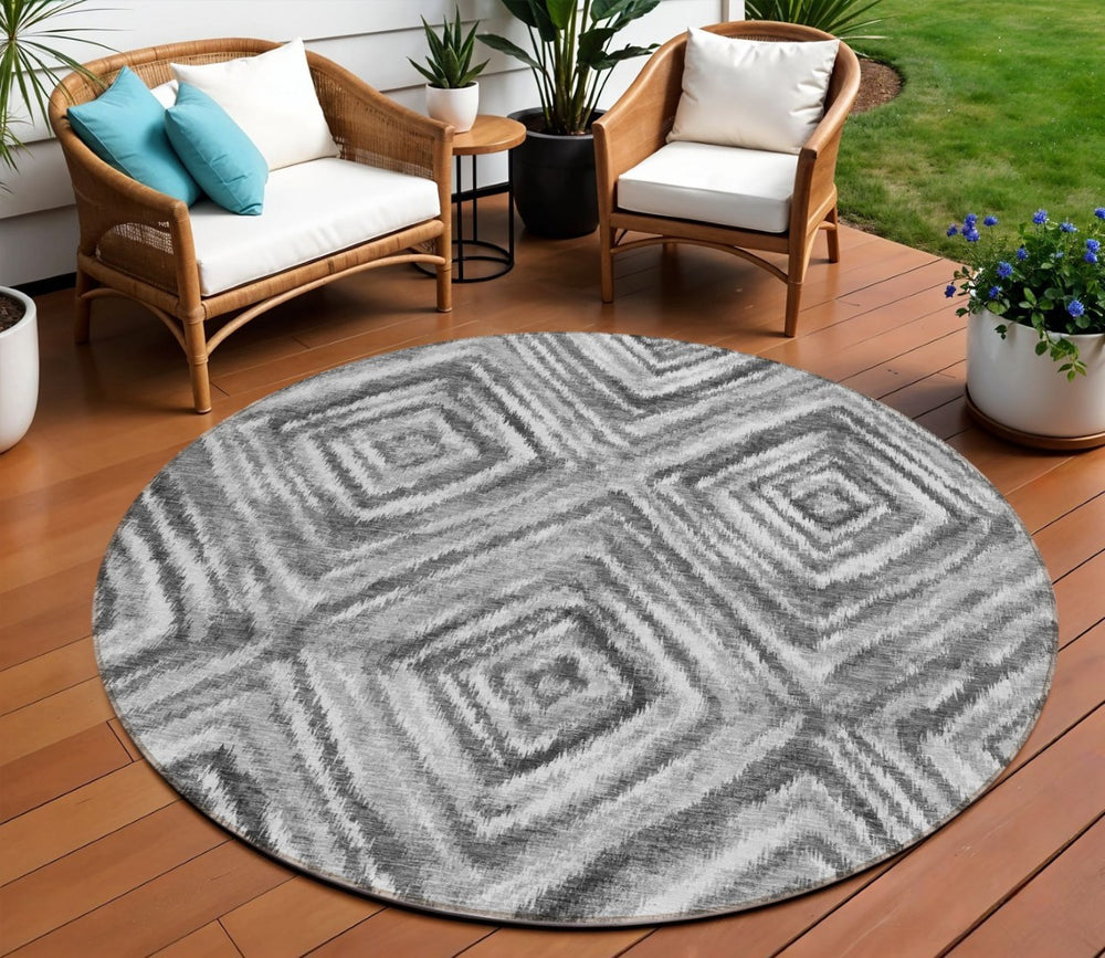 HomeRoots 5' Geometric Washable Area Rug in Gray, Silver, and Ivory – Perfect for Indoor and Outdoor Spaces! 8' Round 586680
