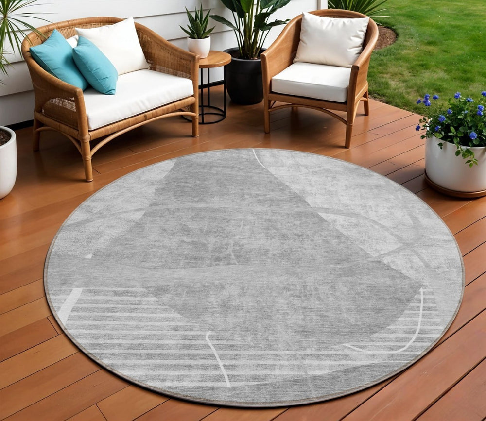 HomeRoots 5' Elegant Gray Silver and Ivory Abstract Washable Area Rug for Indoor and Outdoor Spaces 8' Round 587598