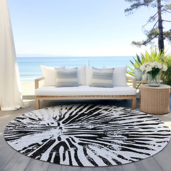 Homeroots 3' Modern Black Charcoal And Ivory Abstract Washable Indoor Outdoor Area Rug For Stylish Spaces 8' Round Polyester 588012