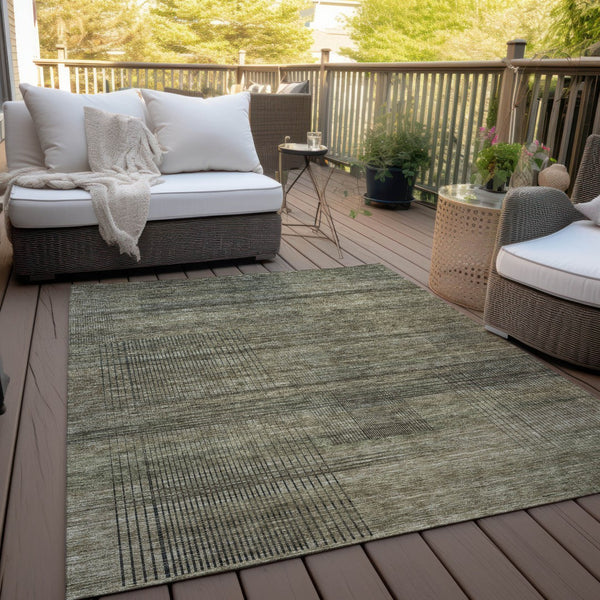 Homeroots 3' Washable Indoor Outdoor Area Rug - Stylish Striped Design For High Traffic Spaces & Versatile Use 5' X 8' Polyester 588077