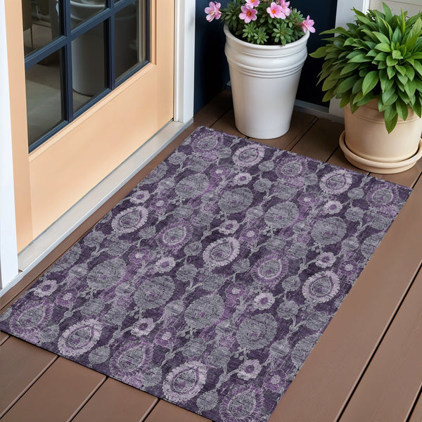 Homeroots 3' Stylish Artichoke Green And Gray Damask Rug - Washable, Durable, Perfect For Indoor And Outdoor Spaces 3' X 5' Polyester 588160