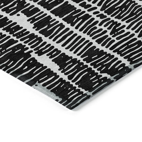 Homeroots 3' Artichoke Green And Ivory Abstract Washable Rug For Indoor And Outdoor Spaces, Stain-resistant Design 8' Round Polyester 588494