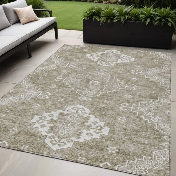 Homeroots 3'' Artichoke Green Medallion Washable Indoor Outdoor Area Rug - Stylish, Durable, And Versatile 5' X 8' Polyester 589051
