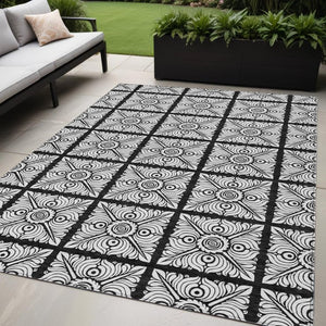 Homeroots 3' Artichoke Green Medallion Washable Rug - Perfect For Indoor & Outdoor Spaces, Durable & Stylish 5' X 8' Polyester 589327