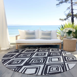 Homeroots 3'' Black And Ivory Geometric Washable Area Rug For Indoor Outdoor Spaces, Durable And Stylish Design 8' Round Polyester 589928