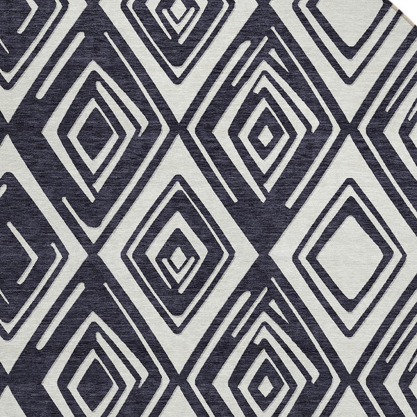 Homeroots 3'' Black And Ivory Geometric Washable Area Rug For Indoor Outdoor Spaces, Durable And Stylish Design 8' Round Polyester 589928