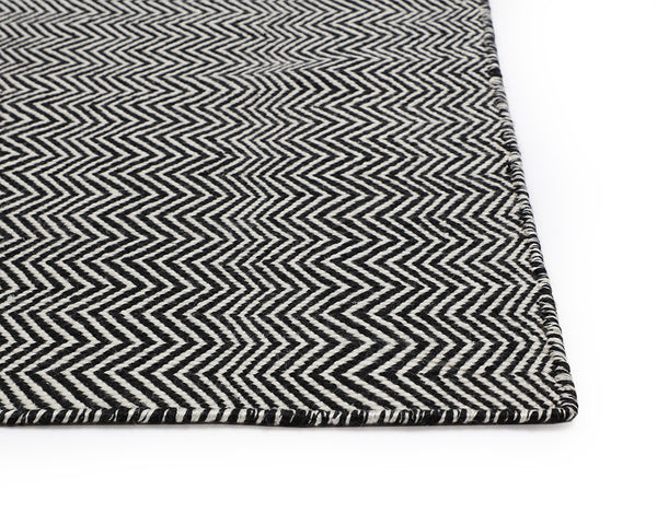 Sunpan Cusco Hand-Woven Rug - Stylish Zigzag Design, Sustainable PET Yarn, Perfect for Indoor & Outdoor Spaces Black / White