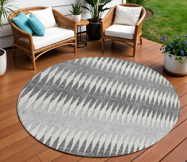 Homeroots 3' Stylish Artichoke Green Striped Area Rug – Washable & Durable For Indoor Outdoor Use 8' Round Polyester 590801
