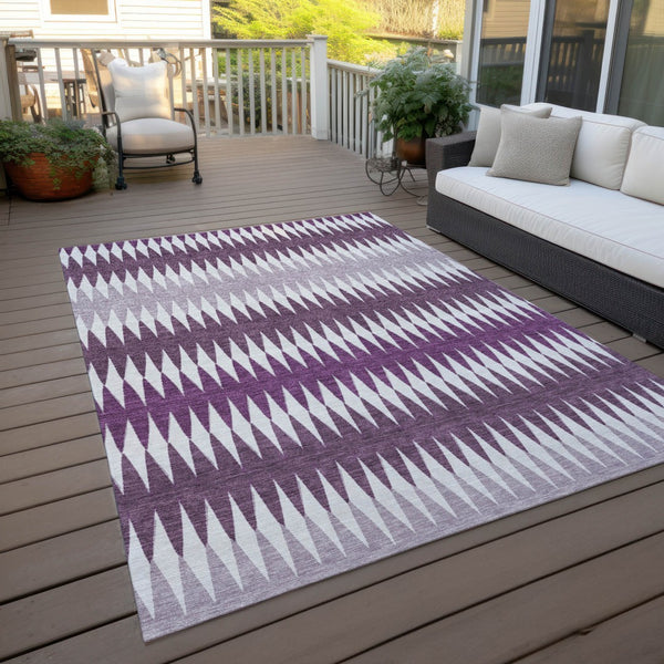 Homeroots 3' Stylish Artichoke Green Striped Area Rug – Washable & Durable For Indoor Outdoor Use 5' X 8' Polyester 590824