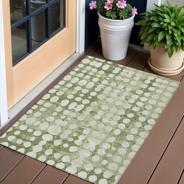 Homeroots 3' Artichoke Green Abstract Washable Area Rug – Stylish Indoor/Outdoor Décor For High Traffic Areas 3' X 5' Polyester 590919