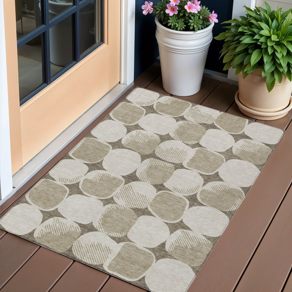 Homeroots 3' Beige And Brown Abstract Washable Area Rug - Stylish Indoor Outdoor Decor For All Spaces 3' X 5' Polyester 591075