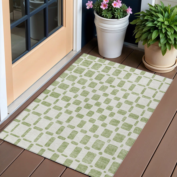 Homeroots 3' Artichoke Green Geometric Indoor Outdoor Area Rug - Stylish, Washable, And Durable For Any Space 3' X 5' Polyester 591081